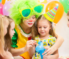 ליצן ליום הולדת במסיבה לילדים