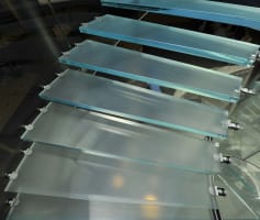 מדרגות זכוכית 