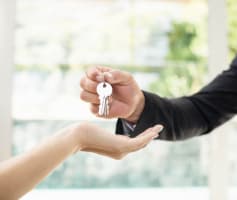 מתווך מומלץ נותן את מפתחות הבית ללקוח