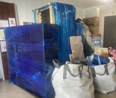 רהיטים וארגזים עטופים בניילון למעבר דירה