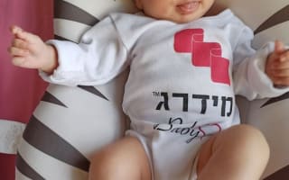 תינוקת של עובדת משרת אם במידרג