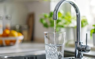 מערכת מים תת כיורית