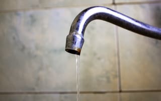 זרם מים חמים חלש בברז אחד