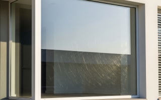 חלון עם שריטות