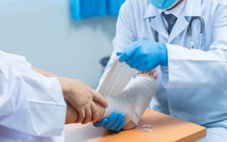 רופא מטפל בפצוע