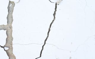 קיר בטון סדוק 