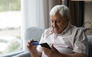 גבר בגיל פרישה מתכונן לקראת קיבוע זכויות