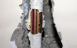 צינור שגורם לנזילה בקיר