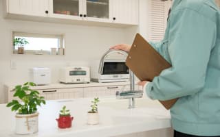 בודק בתים מחפש ליקויי בניה