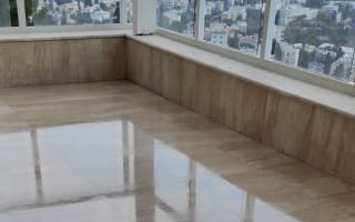 מריחת סילר על ריצוף במרפסת