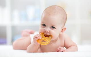 תינוק שבוקעות לו שיניים