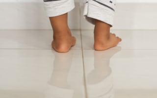 דריכה על ריצוף קרמיקה לאחר שהתייבש