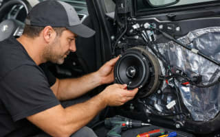 מתקין רמקולים ברכב