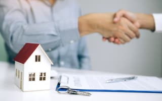 חתימת חוזה עבודה עם קבלן שיפוצים