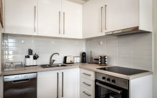 ארונות מטבח עליונים במטבח קטן בצורת ר