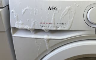 מכונת כביסה מים יוצאים מהמגירה