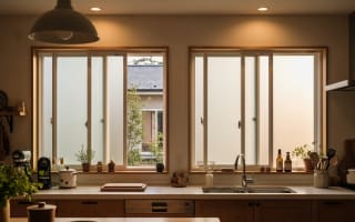 זכוכית חלבית בחלון מטבח