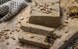 חלווה על שולחן