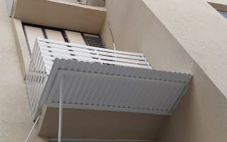 מסתור כביסה שמצריך בדיקת אדריכל לפני הרחבת מרפסת שירות
