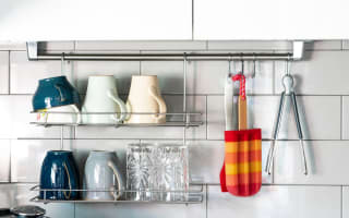 ספלים תלויים במטבח מסודר