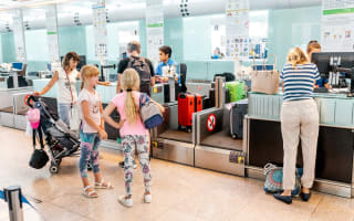 משפחה שטסה עם אישור יציאת קטין מהארץ 