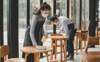 עובדים מועסקים במסעדה