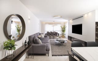 דירת קבלן מעוצבת עם מטבח, סלון ופינת אוכל בחלל אחד