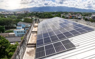 מערכת סולארית מסחרית על גג