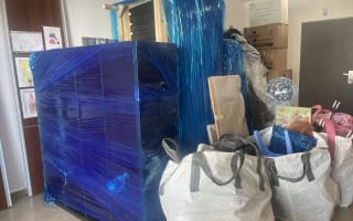 רהיטים וארגזים עטופים בניילון למעבר דירה