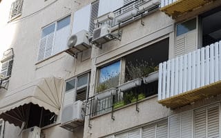 חלונות בבניין