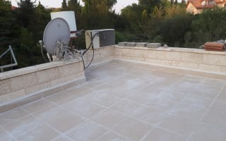 רובה בין אריחים
