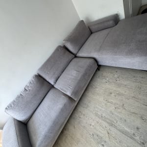 ספת בד אפורה ומורכבת נקייה לאחר טיפול ניקוי