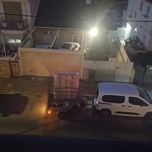 רכב מסחרי עם עגלה ברחוב בלילה