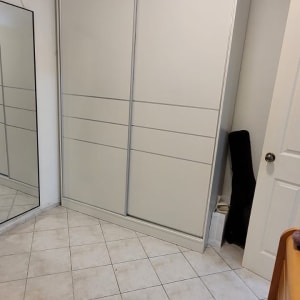 ארון בגדים עם דלתות הזזה בחדר ריק