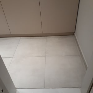 רצפה נקייה עם אריחים בהירים