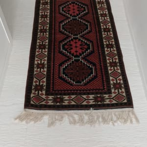 שטיח צבעוני על רצפה לבנה