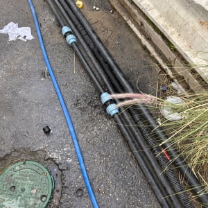 צינורות שחורים עם מחברים כחולים על הקרקע