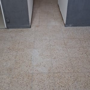רצפה נקייה במסדרון עם קירות אפורים