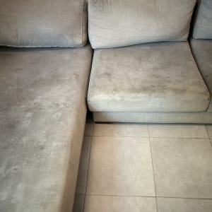 ספה עם כתמים על ריפוד בד