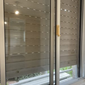 חלון נקי עם תריסים סגורים