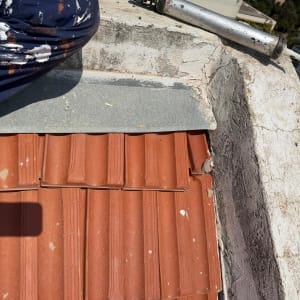 עבודת איטום ותיקון נזילות בחיבור של גג רעפים לקיר
