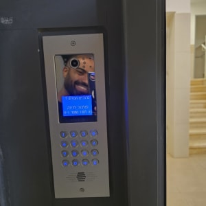 מערכת אינטרקום עם מקלדת ותצוגה דיגיטלית