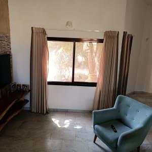 חלון עם וילונות בצבע בז