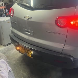 רכב שברולט טרוורס LT במוסך עם לוחית רישוי ישראלית