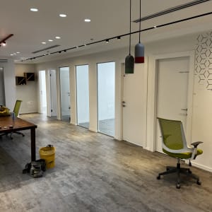 כלי עבודה ודלי צהוב על רצפת עץ