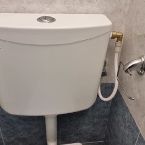 ניאגרה עם צינור מים מחובר לקיר