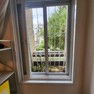 חלון אלומיניום עם סורגי מתכת מעוצבים
