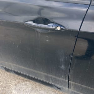 דלת רכב שחורה עם ידית ומנעול