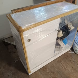 ארון עטוף בניילון מוכן להובלה