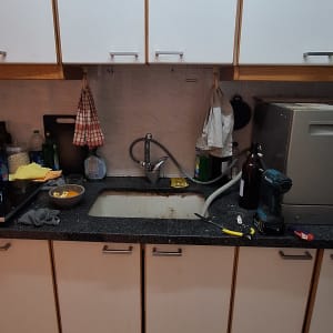 מטבח עם כיור, כלים וכלי עבודה על השיש